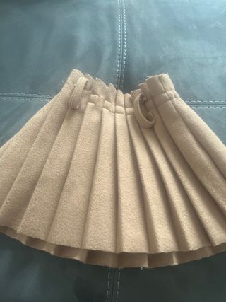 Gonna bimba a pieghe color cammello