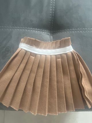 Gonna bimba a pieghe color cammello