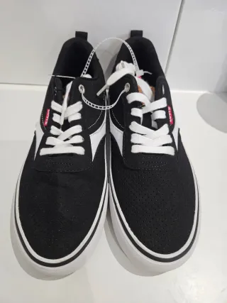 Zapatillas Levi's Negro y Blanco Talla 38.5 Nuevas