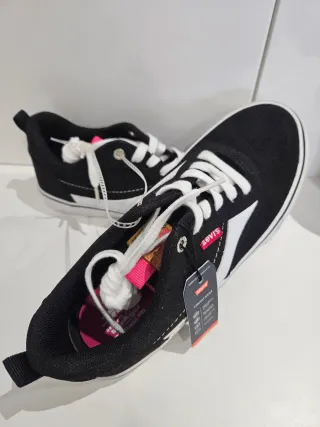 Zapatillas Levi's Negro y Blanco Talla 38.5 Nuevas