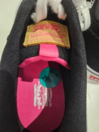 Zapatillas Levi's Negro y Blanco Talla 38.5 Nuevas