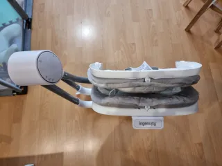 Mecedora bebé Ingenuity gris