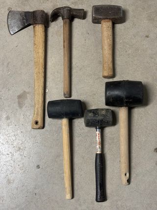 Conjunto de maza, hacha y martillos