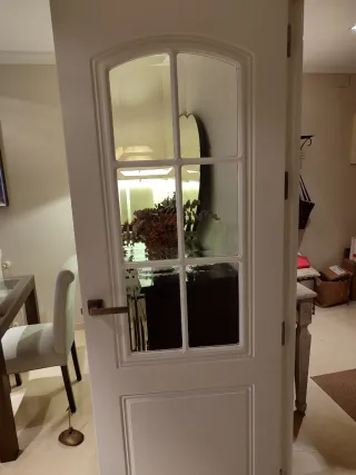 Puerta doble blanca con cristal