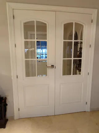 Puerta doble blanca con cristal