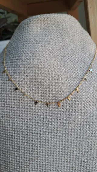 Collar dorado con cruces