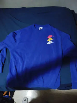 Sudadera Nike azul con logo multicolor