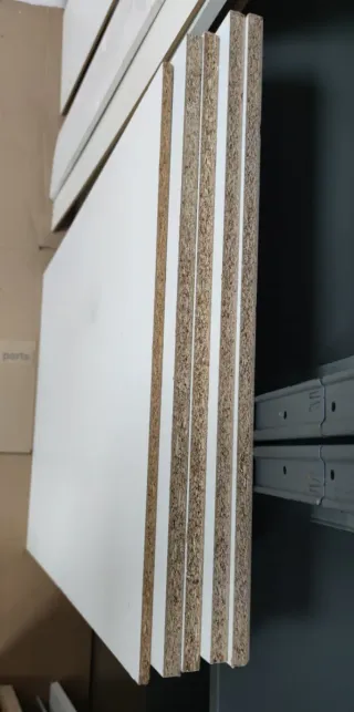 5 tableros de madera en color blanco ± 80 x 60 cm