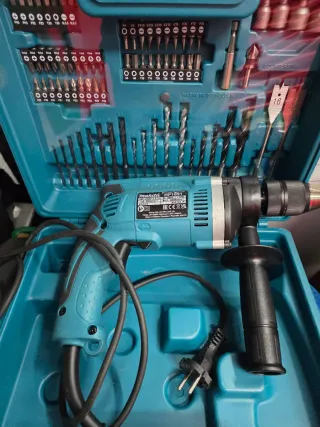 Taladro Makita con maletín y brocas.