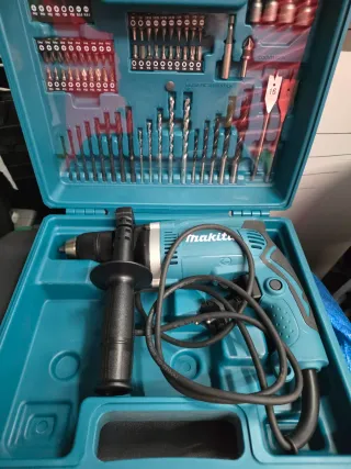 Taladro Makita con maletín y brocas.