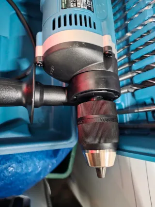 Taladro Makita con maletín y brocas.