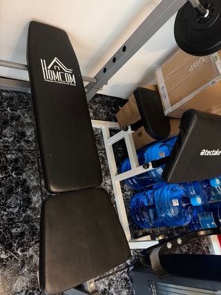 Banco de pesas con barra y discos y presbanca