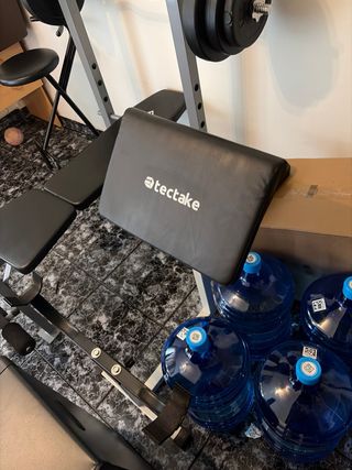 Banco de pesas con barra y discos y presbanca