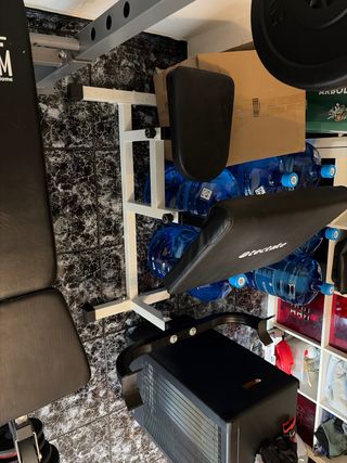 Banco de pesas con barra y discos y presbanca