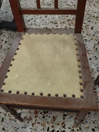 Silla antigua de madera y cuero