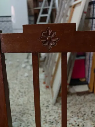Silla antigua de madera y cuero