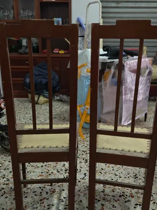 Silla antigua de madera y cuero