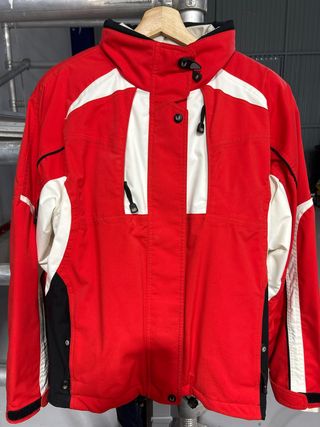 Traje de esquí rojo y blanco