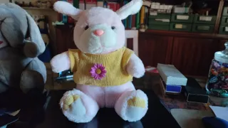 Coniglietto peluche rosa con maglioncino.