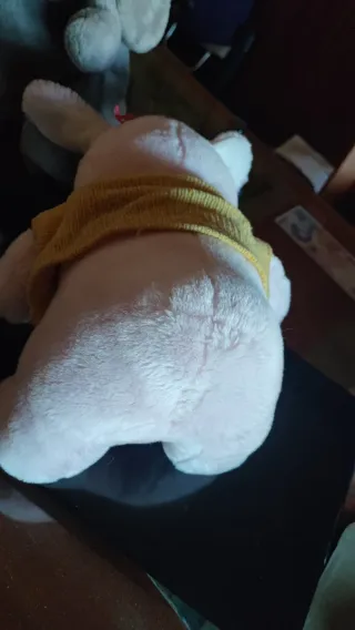 Coniglietto peluche rosa con maglioncino.