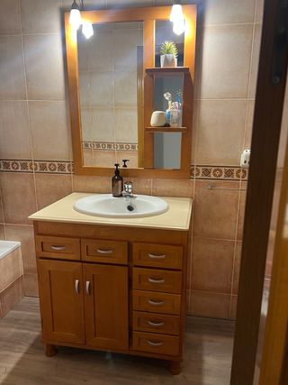 Mueble de baño madera con lavabo