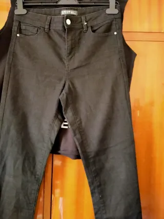 Conjunto de camiseta y pantalón negro