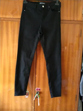 Conjunto de camiseta y pantalón negro