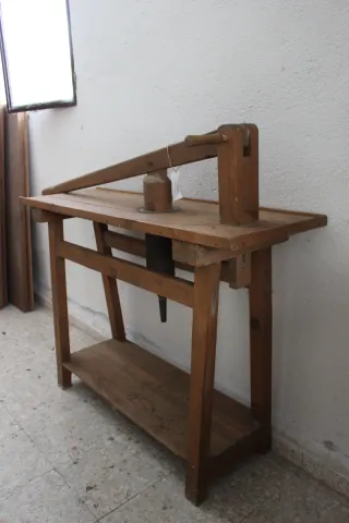 Mesa antigua de embutidos de madera