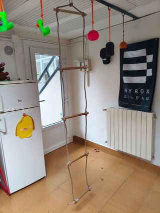 Escalera de cuerda y columpio infantil