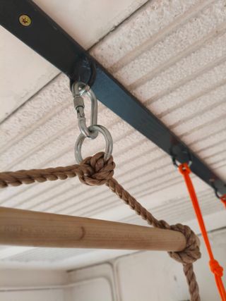 Escalera de cuerda y columpio infantil