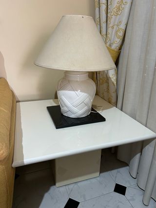 Mesa auxiliar blanca y beige lacada