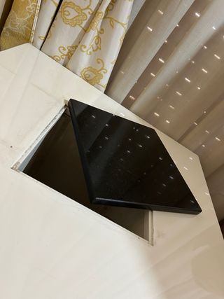 Mesa auxiliar blanca y beige lacada