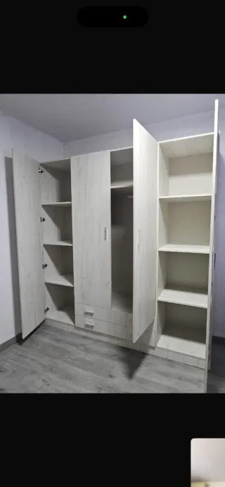 Armario de madera grande