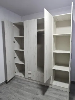 Armario de madera grande