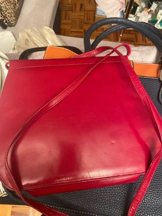 Bolso rojo con lazo dorado