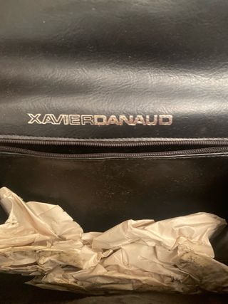 Bolso rojo con lazo dorado