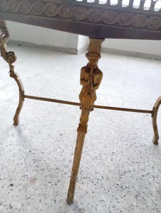 Tavolo da centro dorato e in marmo