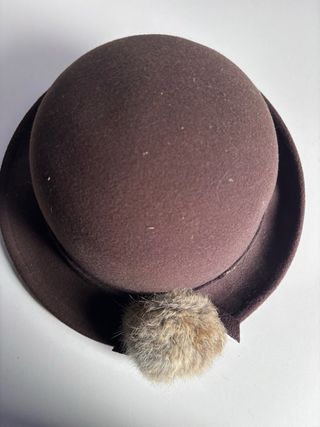 Gorro de lana marrón con pompón