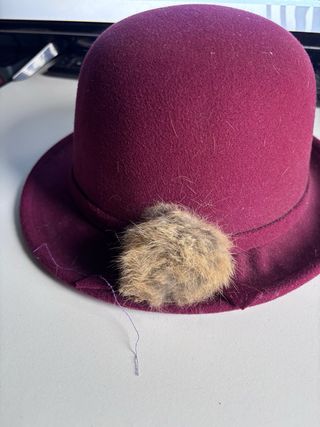 Gorro de lana marrón con pompón
