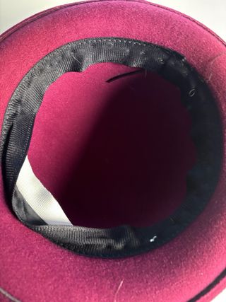 Gorro de lana marrón con pompón