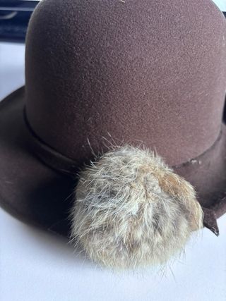 Gorro de lana marrón con pompón