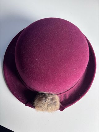 Gorro de lana marrón con pompón