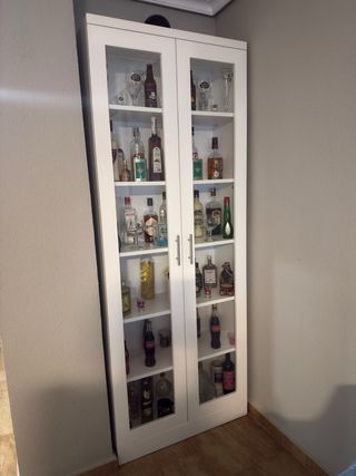 Vitrina de madera y cristal para salón