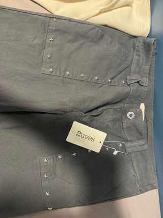 Pantalones grises con estrellas de purpurina