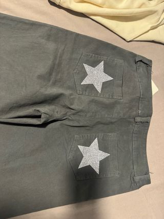 Pantalones grises con estrellas de purpurina