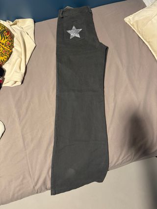 Pantalones grises con estrellas de purpurina