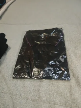 Polo negro con detalles multicolor