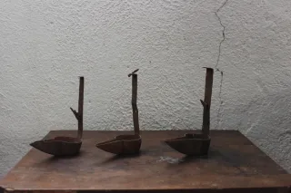 Lámpara de aceite antigua de metal