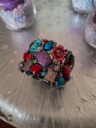 Pulsera llamativa con piedras de colores