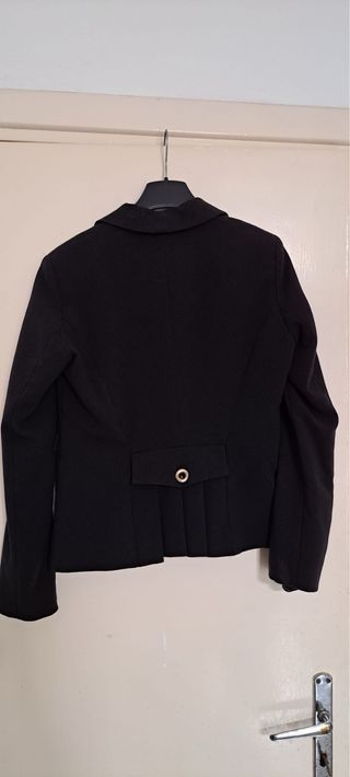 Giacca nera con taschino e bottoni